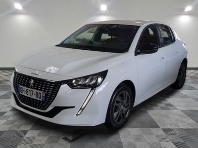 la voiture blanche est garée sur un sol en damier dans le garage