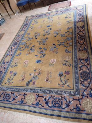 un tapis sur le sol d'un salon