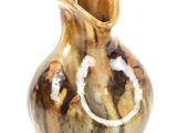 un vase marron et noir orné d'un nœud sur l'anse