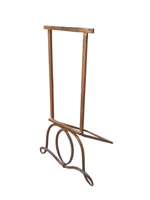 une image représentant un objet métallique sur fond blanc