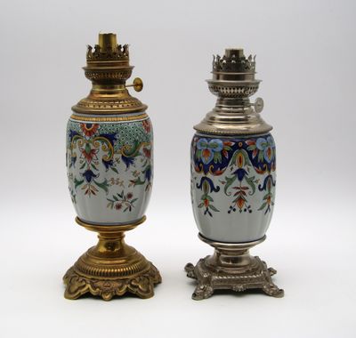 deux vases sont posés côte à côte sur une surface blanche