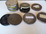 de nombreuses bobines de film anciennes posées sur une table