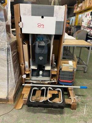une machine posée sur une palette dans un entrepôt