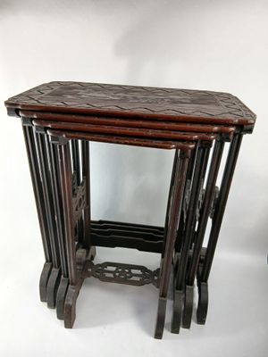 trois tables placées les unes à côté des autres