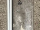 un sac en plastique posé par terre, contenant une brosse à dents