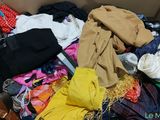 une boîte remplie de vêtements et de chaussures