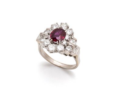 une bague à rubis et diamants