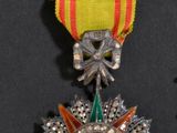une médaille ornée d'une étoile et entourée d'un ruban