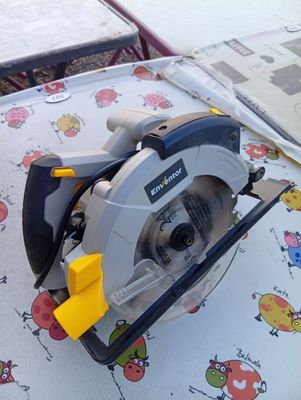 someone is using a circular saw to cut a sheet with a circular saw