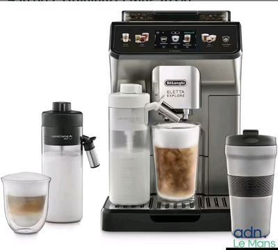 un gros plan d'une machine à café avec une tasse de café à côté