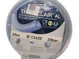 un tuyau bleu emballé dans du plastique sur fond blanc