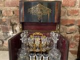 une boîte en bois contenant plusieurs verres