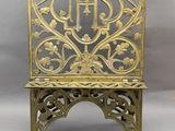 un petit banc en or orné d'un monogramme