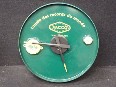 une horloge verte avec un cadran noir posée sur une surface noire