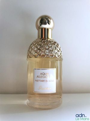 l'image d'un flacon de parfum posé sur une table