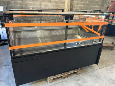 une grande vitrine surmontée de bandes orange