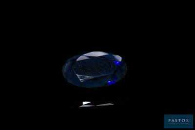 une image représentant un diamant bleu sur fond noir