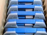beaucoup de boîtes en plastique bleues dans un carton