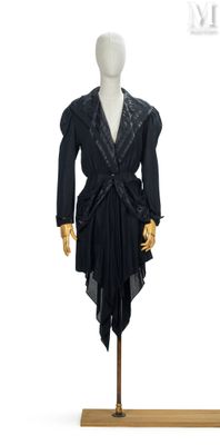 une photo d'un mannequin vêtu d'une robe noire