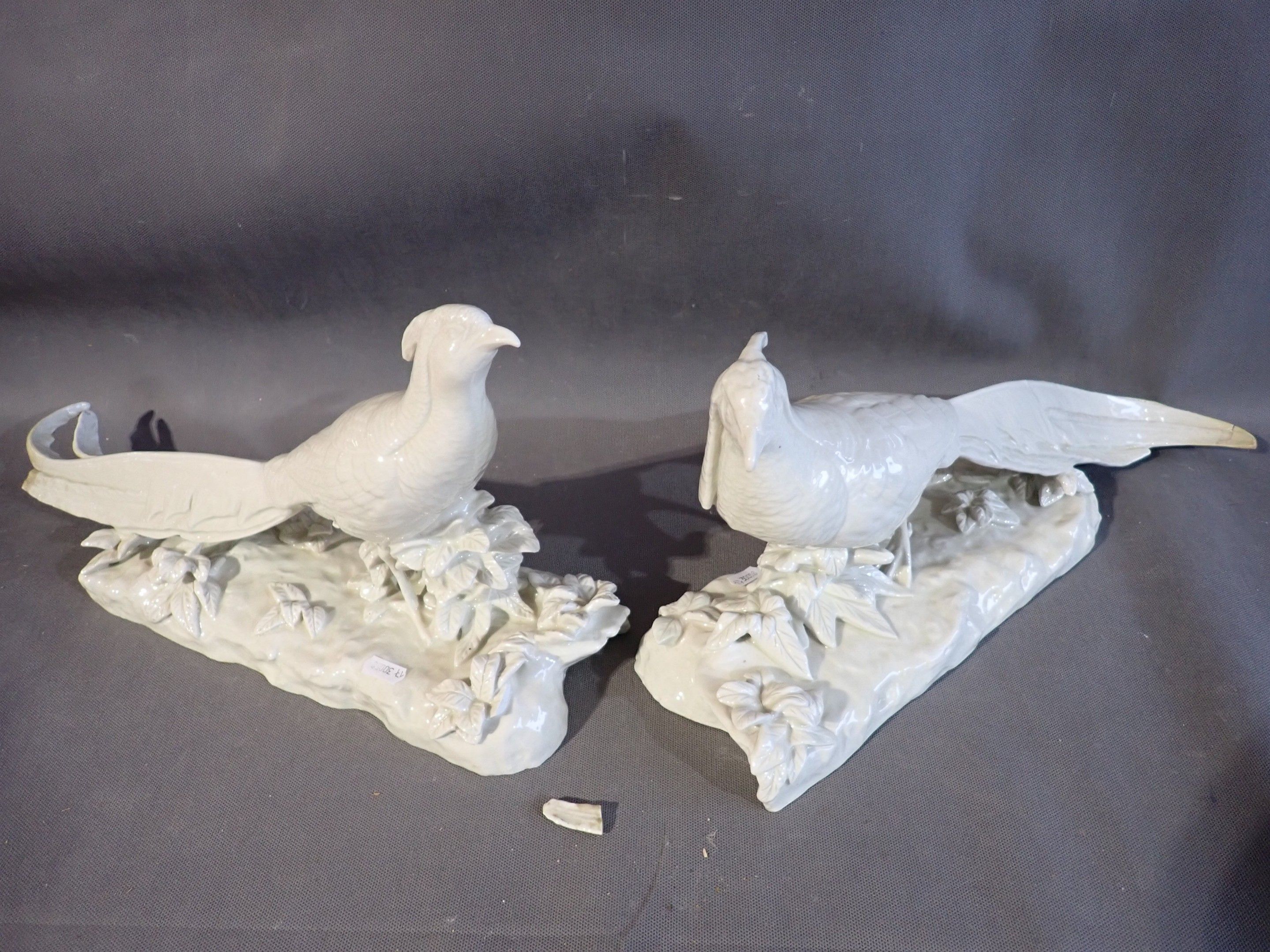 CH. LE HUNIER Paire d'oiseaux en porcelaine, 24 x 49cm et 48…