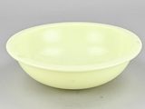 bol en plastique jaune sur fond gris