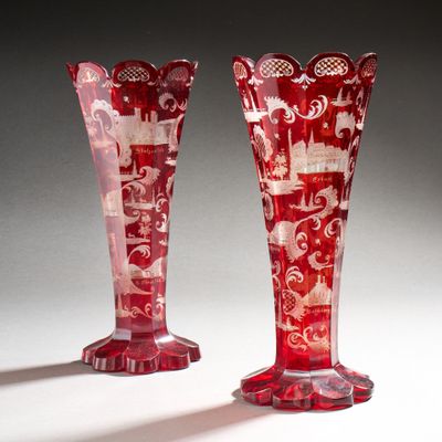 deux vases rouges posés l'un à côté de l'autre sur une table