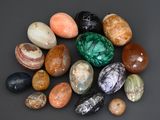 de nombreux types de pierres différents sur une surface noire