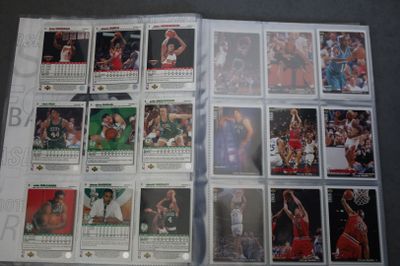 Les cartes de basket sont exposées sur la table pour être vendues.