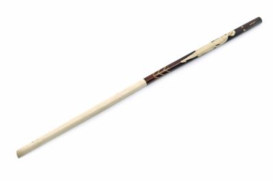une vieille batte de baseball avec un manche en bois posée sur une surface blanche