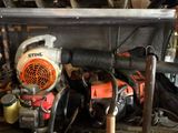 un petit ventilateur posé sur une table dans un garage