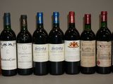 plusieurs bouteilles de vin sont alignées sur une table