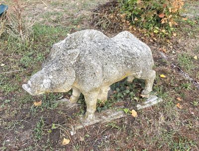 une statue d'ours qui se dresse dans l'herbe