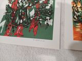 deux cartes aux motifs différents posées sur une table