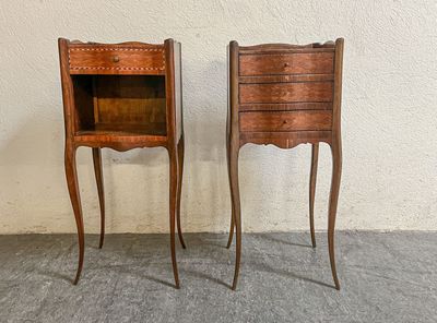 une paire de tables de chevet anciennes en bois, avec des tiroirs et une étagère