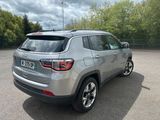 une Jeep Compass argentée garée sur un parking