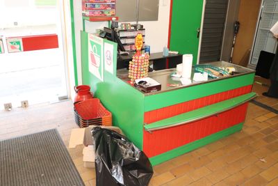 Un comptoir de caisse en bois peint *** Sur la région de Sai…