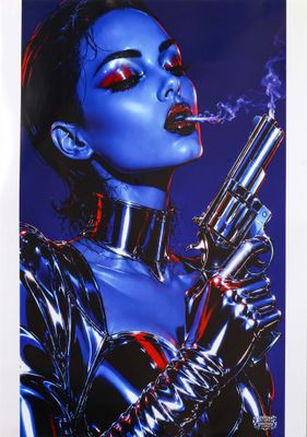 un tableau représentant une femme en latex tenant un pistolet