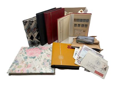 de nombreux livres et documents de toutes sortes sur la table