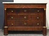 commode ancienne avec dessus en marbre et poignées en laiton