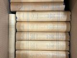 une boîte remplie de livres qui s'y trouvent