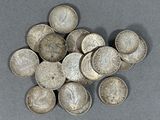 une pile de pièces d'argent posée sur une table