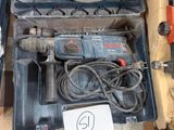 une boîte d'outils posée sur le sol
