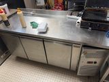 plan de travail en acier inoxydable dans une cuisine professionnelle offrant un grand espace de travail