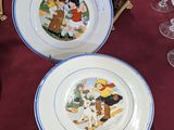 deux assiettes posées sur une table