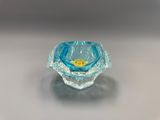 un bol en verre bleu orné d'un smiley