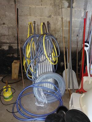 de nombreux tuyaux et autres outils dans une pièce