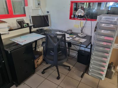 un bureau avec une chaise et un ordinateur dessus