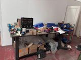 un établi dont le plan de travail est encombré