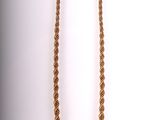 gros plan d'un collier sur fond blanc