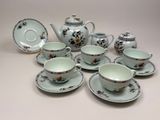 un grand nombre de tasses à thé et de soucoupes posées sur une table